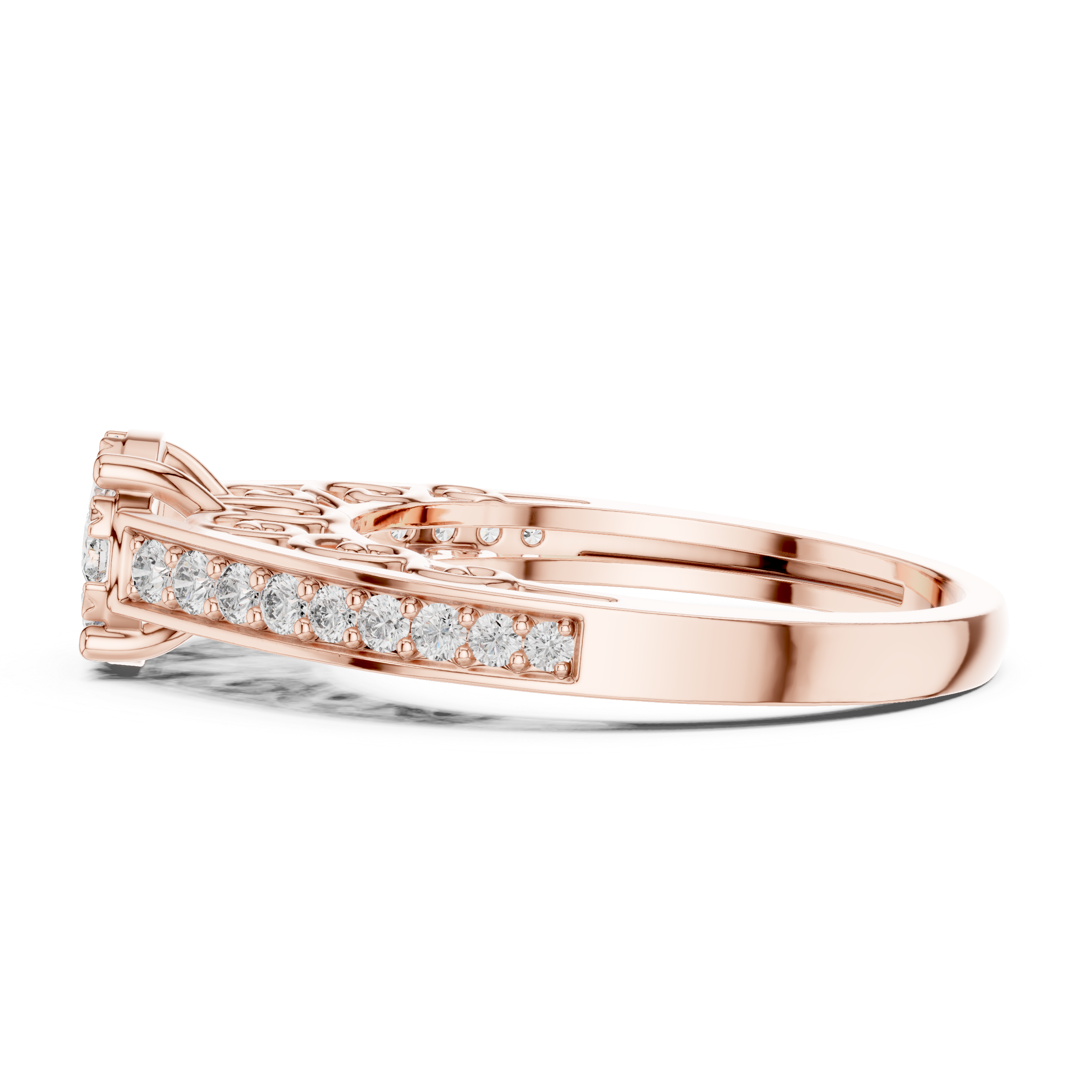 Cluster diamond and intricate filigree detailing on the band.