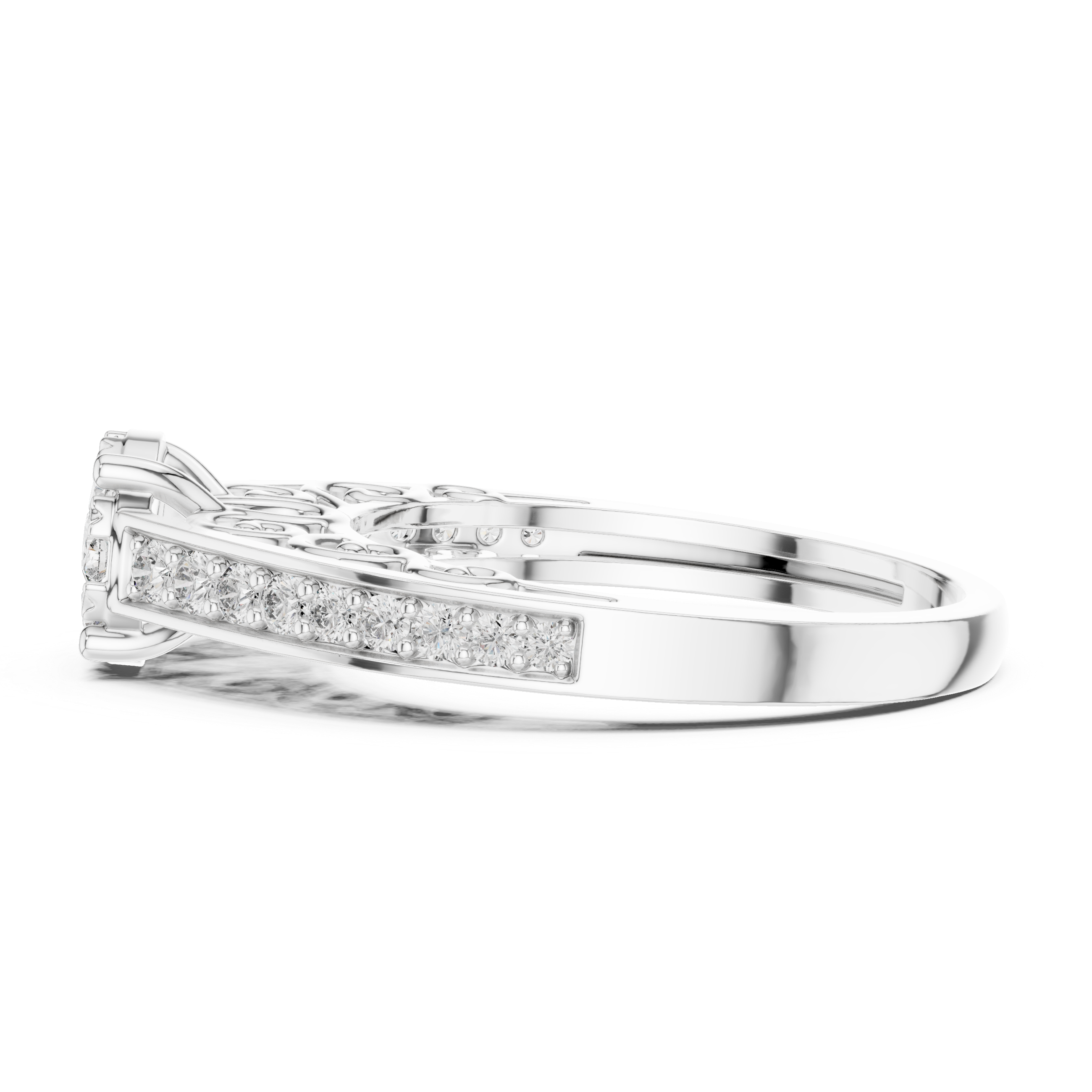 Cluster diamond and intricate filigree detailing on the band.
