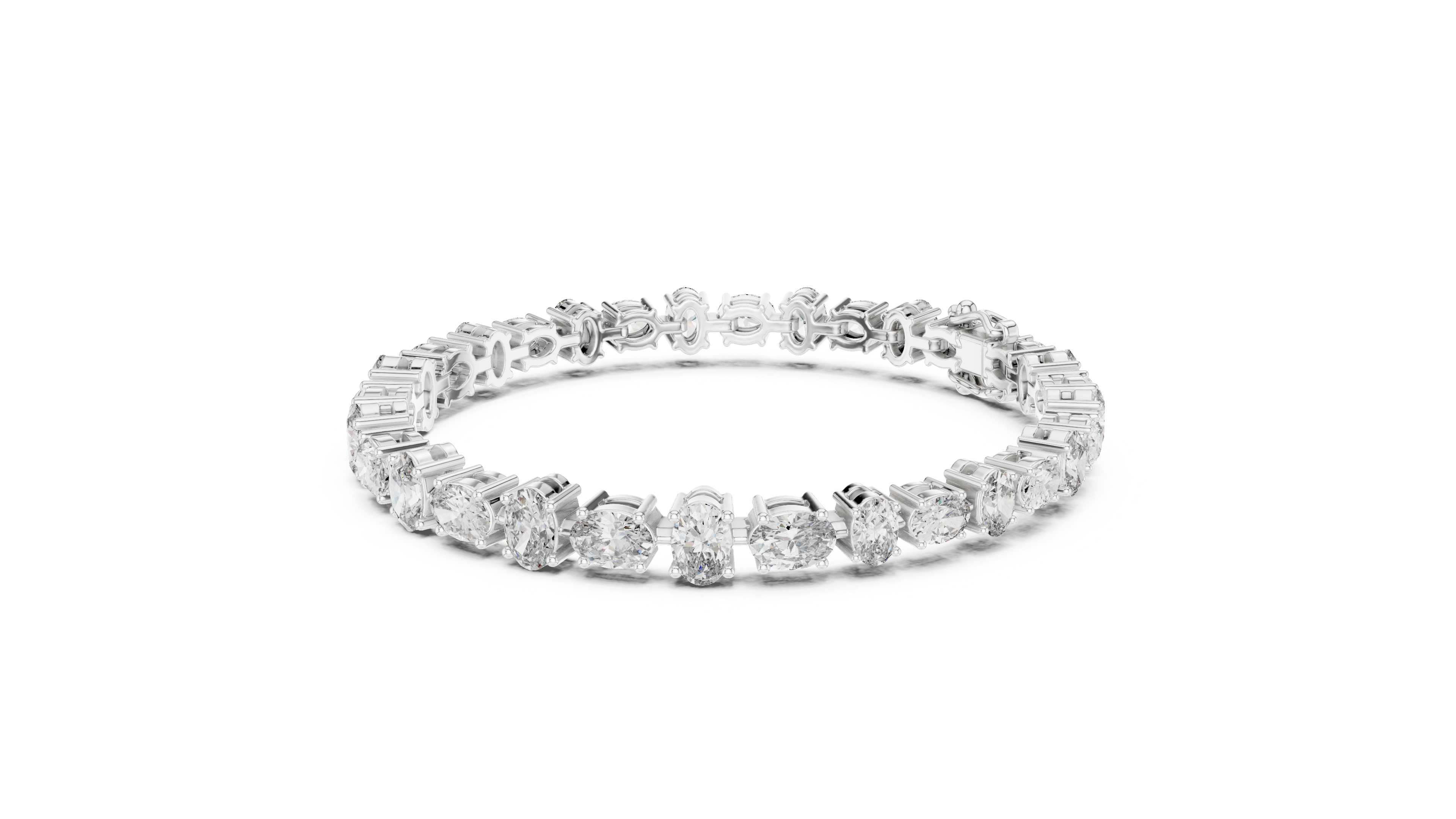Bracelet adorned with dazzling oval diamonds,