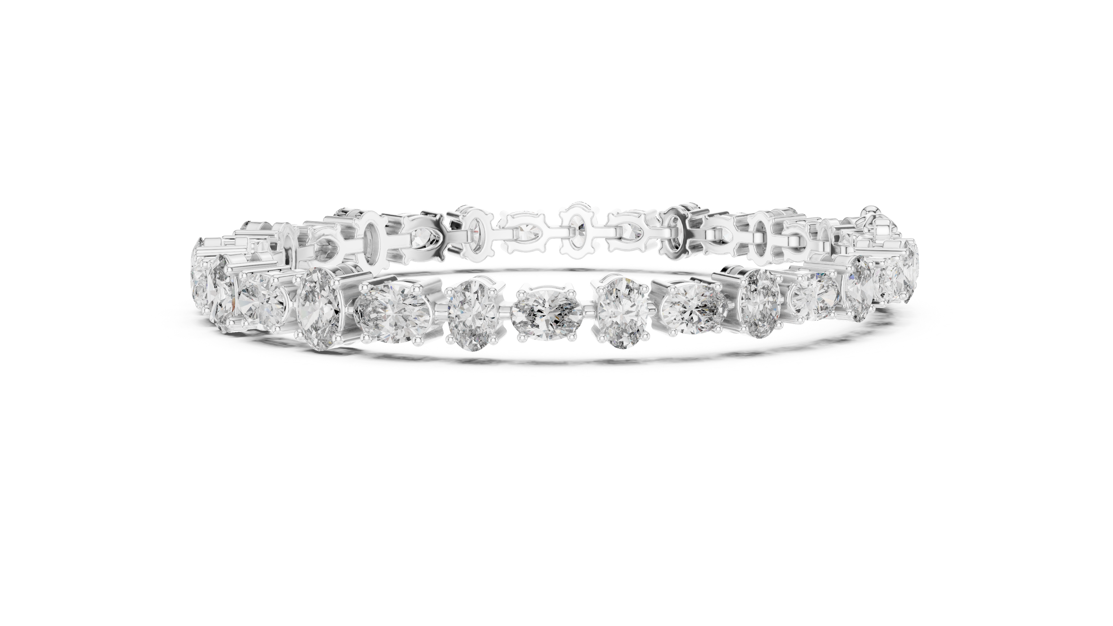 Bracelet adorned with dazzling oval diamonds,
