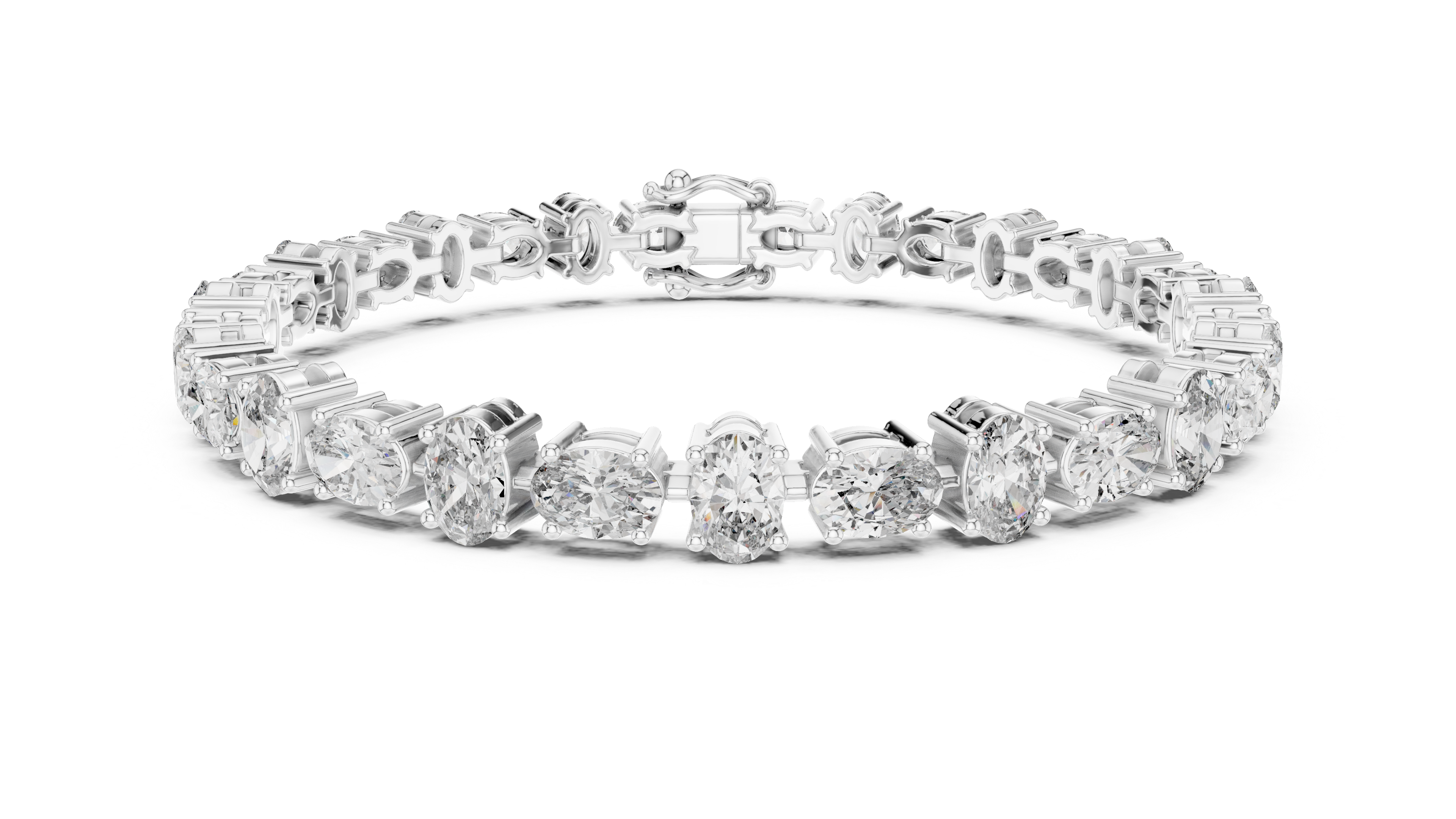Bracelet adorned with dazzling oval diamonds,