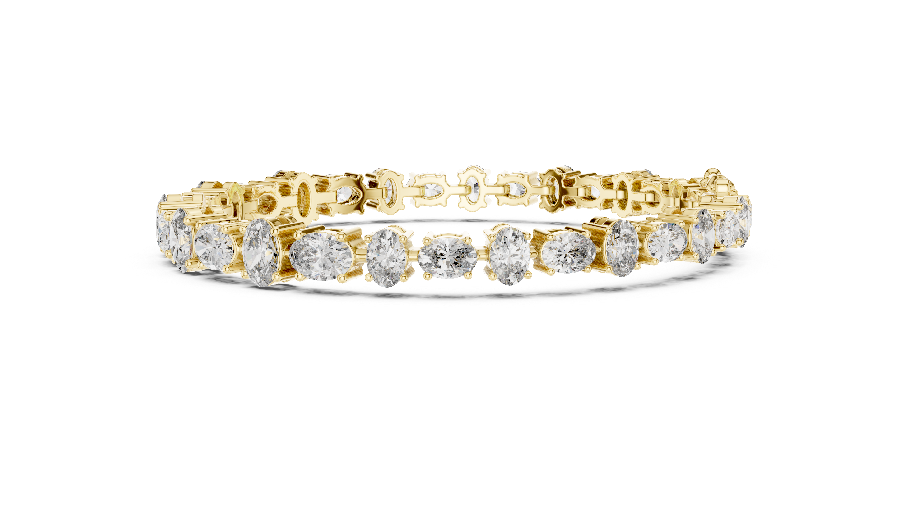 Bracelet adorned with dazzling oval diamonds,